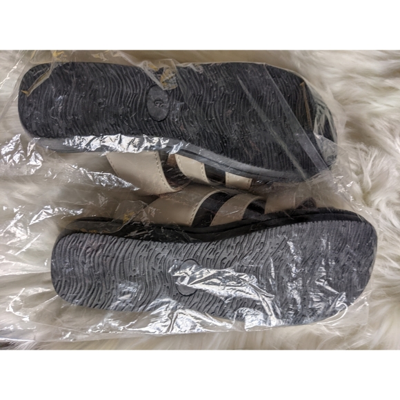 Dr Leonards Alexa woven shoe cream color  sandals - Picture 3 of 4